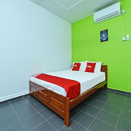 Oyo 90315 Chalet Pantai Rantau Panjang Kuala Rompin Exterior foto