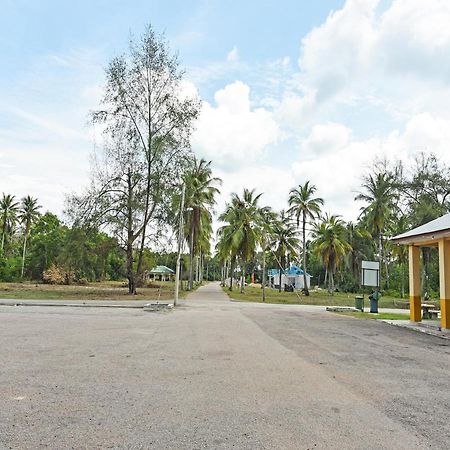 Oyo 90315 Chalet Pantai Rantau Panjang Kuala Rompin Exterior foto