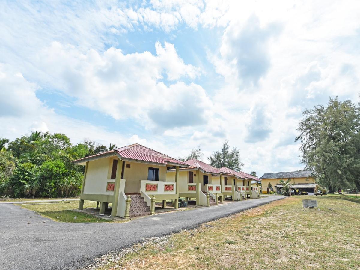 Oyo 90315 Chalet Pantai Rantau Panjang Kuala Rompin Exterior foto