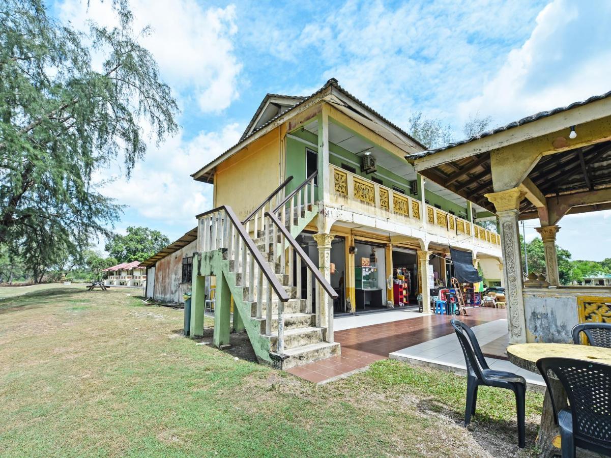 Oyo 90315 Chalet Pantai Rantau Panjang Kuala Rompin Exterior foto