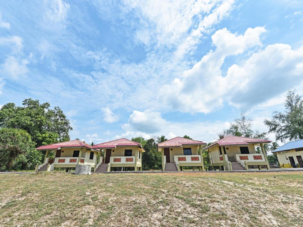 Oyo 90315 Chalet Pantai Rantau Panjang Kuala Rompin Exterior foto